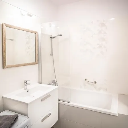 Bently - Double Bedroom Seaview