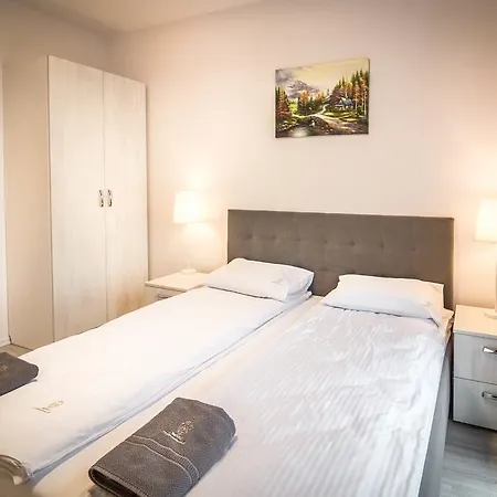 Bently - Double Bedroom Seaview *